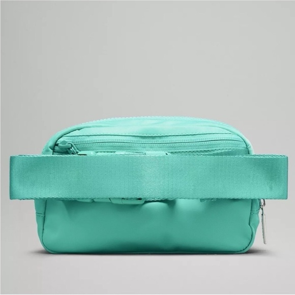 LULULEMON EVERYWHERE CROSSBODY BELT BAG EUC - Picture 3 of 9